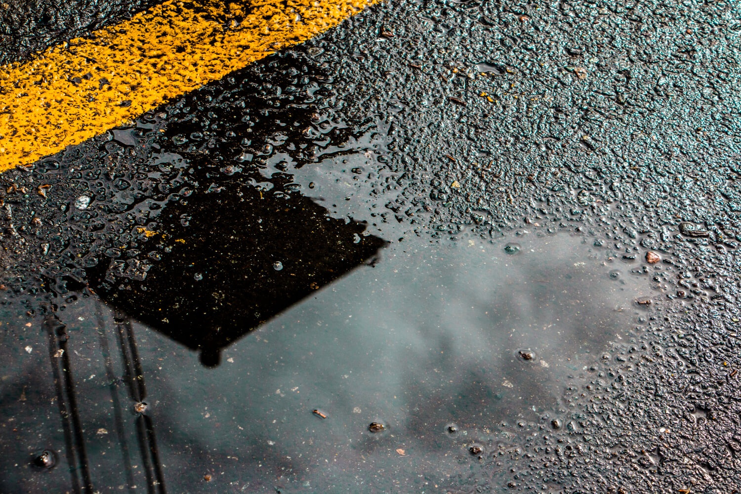 Čo je aquaplaning a ako sa mu vyhnúť: keď voda rozhoduje za vás
